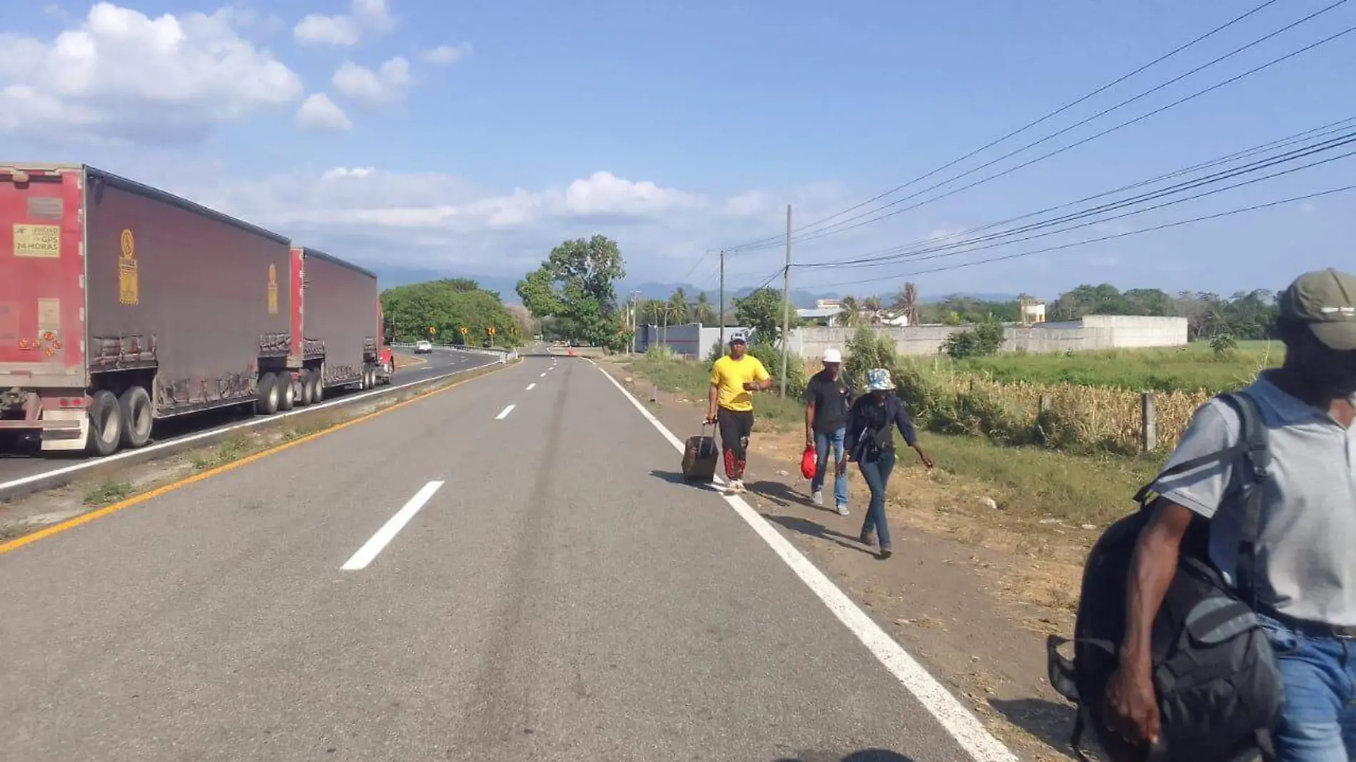 migrantes caminando por carretera